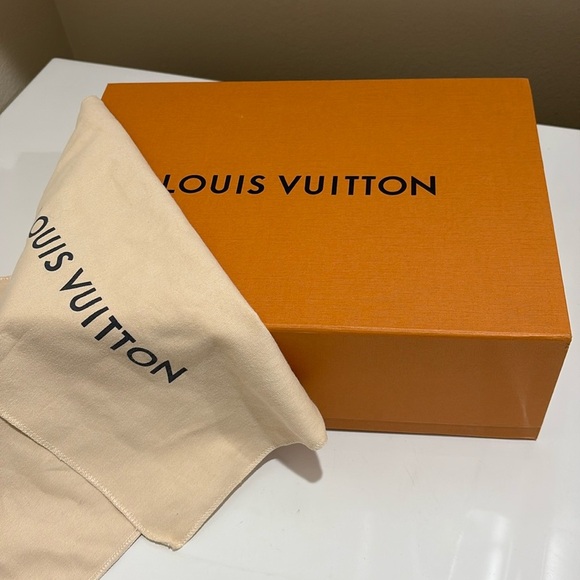 Louis Vuitton Large Magnetic Closure Box with Dust Cloth—New Condition!! - Picture 1 of 9